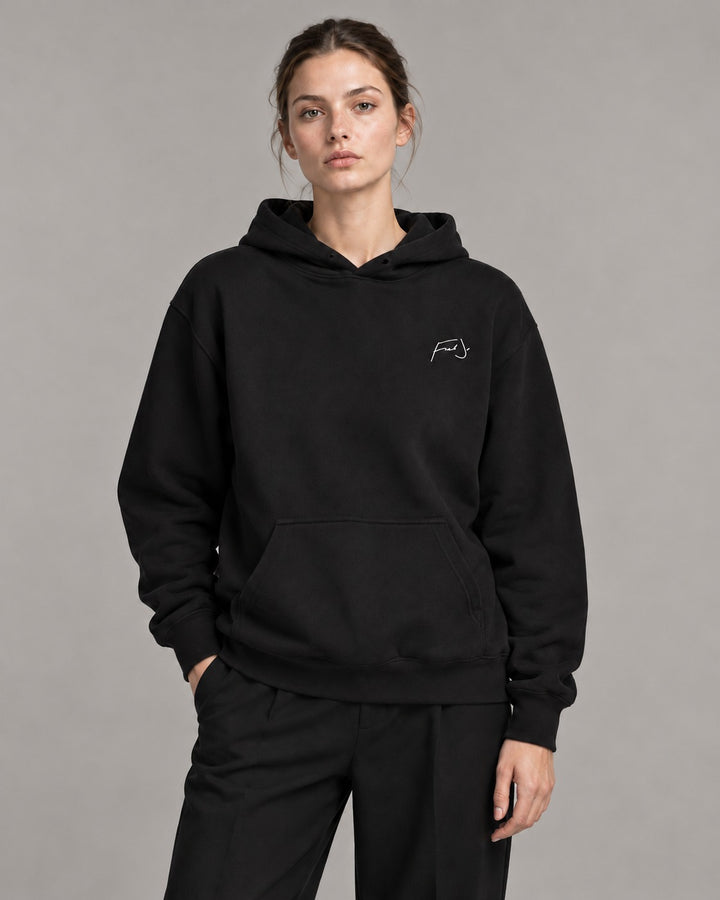 FredJo Black Hoodie porté, femme — streetwear Paris
