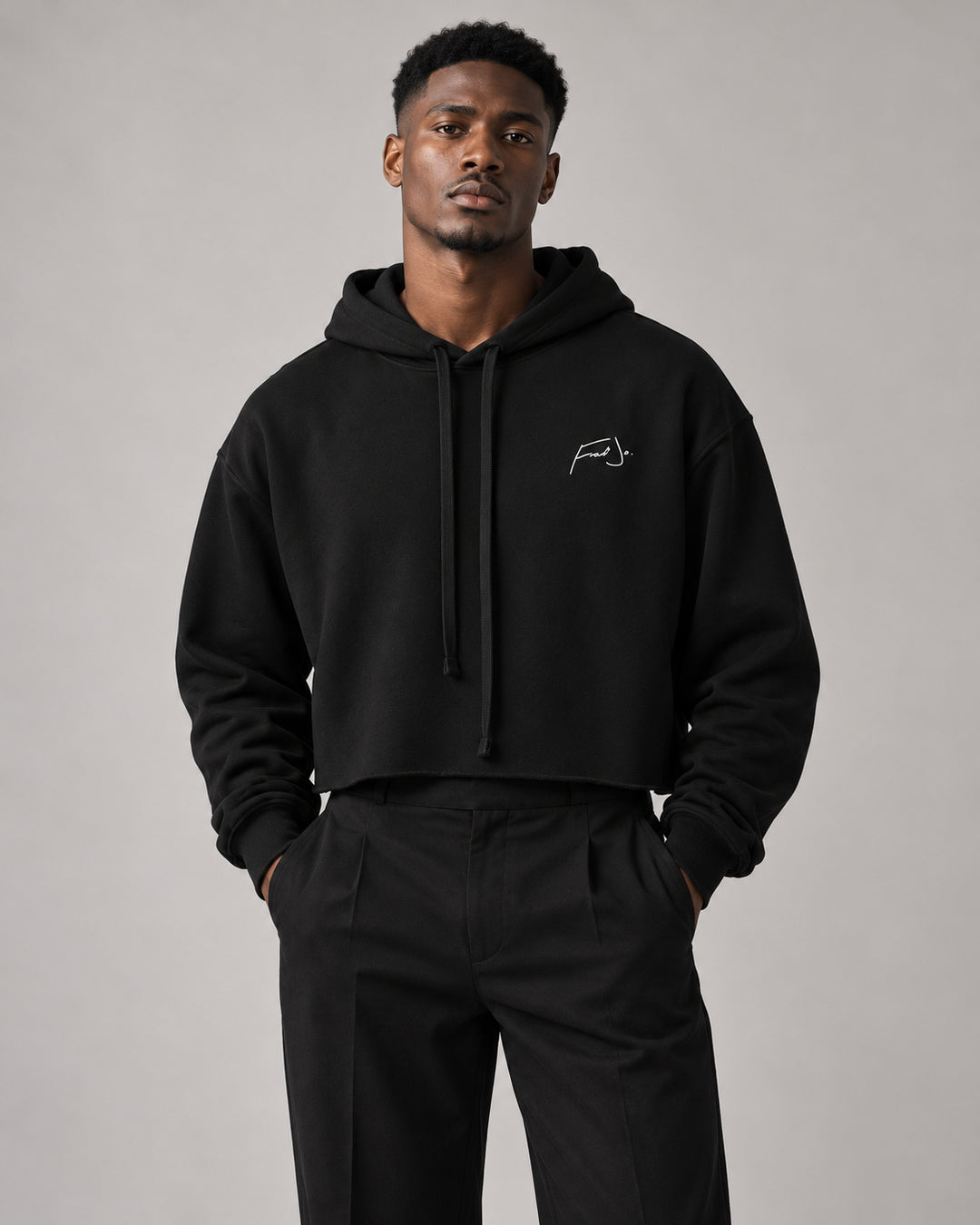 FredJo Crop Hoodie noir porté, homme — streetwear Paris
