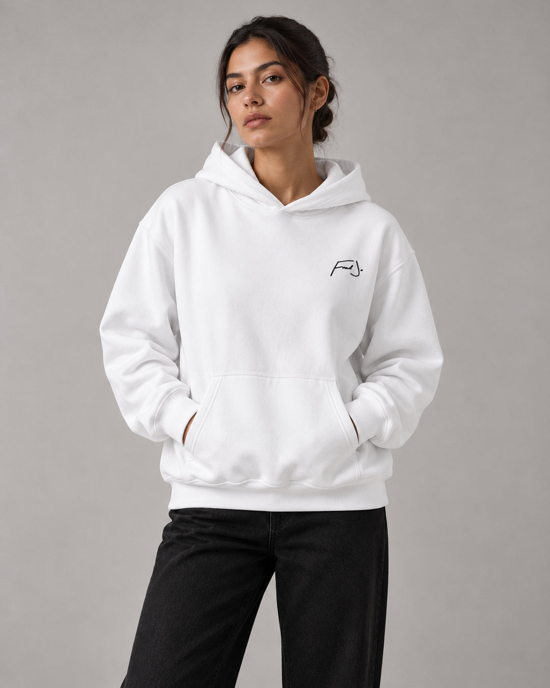 FredJo White Hoodie porté, femme — streetwear Paris